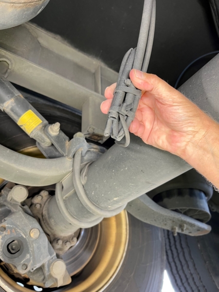 Bremseslanger til bremseklokke var klippet av og festet med strips under tilhenger på det litauiske vogntoget Foto: SVV