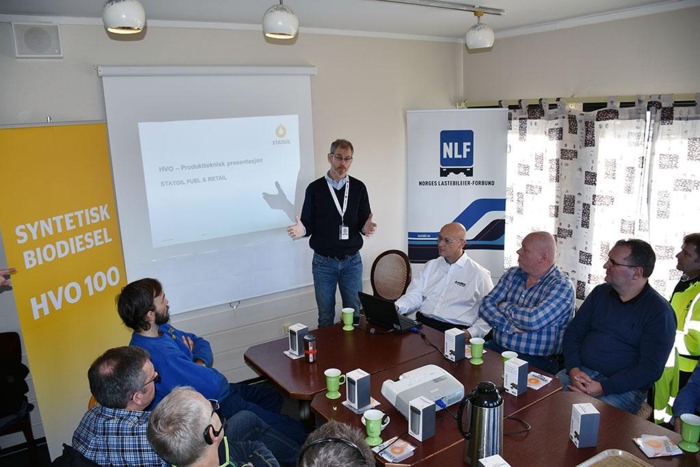 Chris Gregers i Circle K gir sjåførene en innføring i HVO-drivstoffets egenskaper. Foto: Stein Inge Stølen