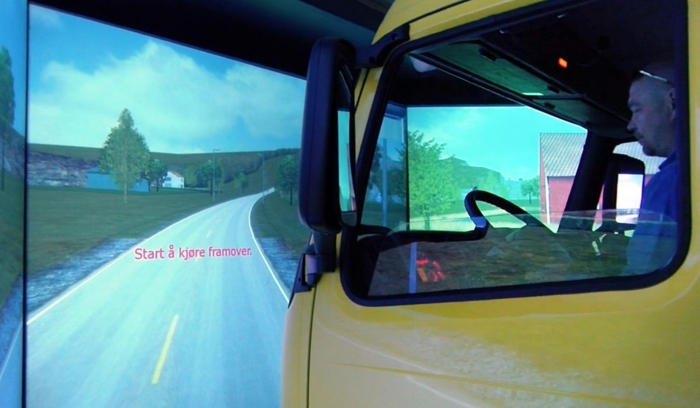 Mellom hall B og hall C kan du teste en særdeles sofistikert lastebilsimulator. Foto: Stein Inge Stølen