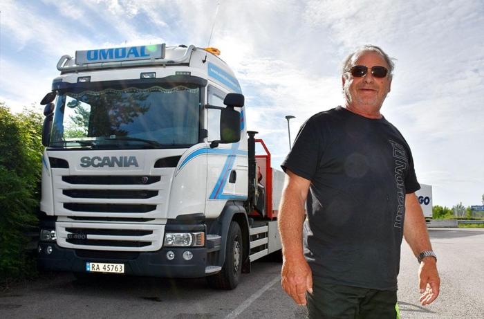 Jan Holt frakter dører og vinduer for Nor-Dan. Foto: Stein Inge Stølen