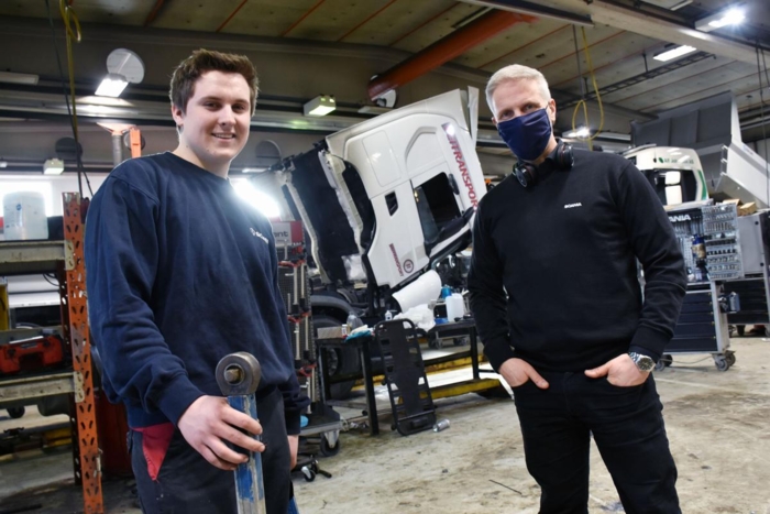 Servicesjef Bjørn Stenersen ved Scania Oslo så tidlig at Hein Høljeneset kunne bli en god ressurs. Han ser frem til å begynne den toårige læreperioden. Foto: Stein Inge Stølen