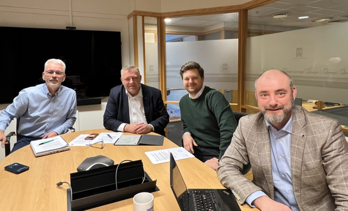 VIL JOBBE MED NY BRANSJESTANDARD: Torsdag var det møte mellom NLF og Sjømatbedriftene. De ble enige om at en ny og innstrammet bransjestandard må på plass. Fra venstre: Dag Nordvik (fagsjef i NLF ), Geir A. Mo (administrerende direktør i NLF), Stian Skarheim Magelssen (politisk rådgiver i NLF) og administrerende direktør i Sjømatbedriftene, Robert Eriksson. Foto: Elisabeth Nodland