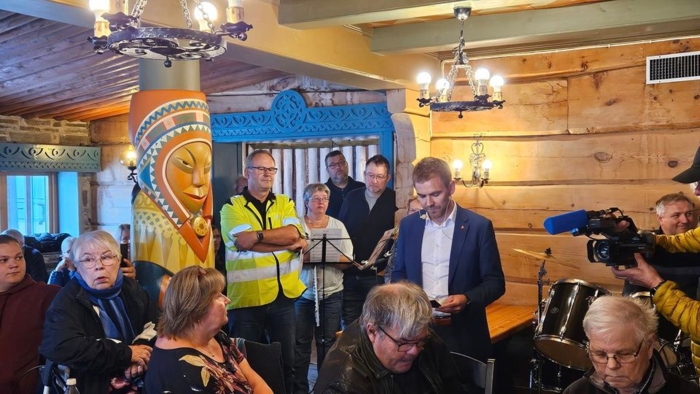 STOR DAG: Det var god stemning da statssekretær Tom Kalsås (AP) sto for den offisielle åpningen. Foto: NLF