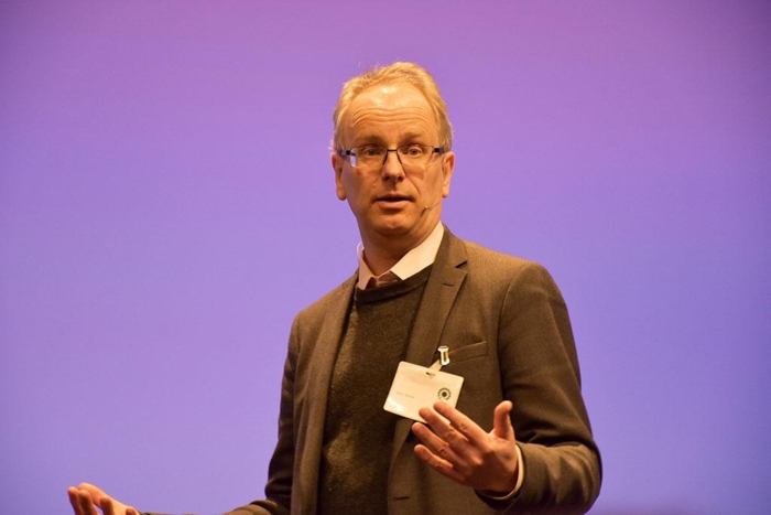 Med en god dose humor gikk forsker og filosof Henrik Syse løs på de tidvis absurde årsakene til vår kollektive adferd. Foto: Stein Inge Stølen