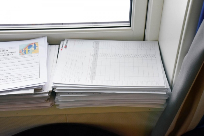 En tykk bunke registreringsskjemaer tydelig merket "Kreiss" ligger utplassert inne på pauserommet på Ormlia døgnhvileplass. Foto: Stein Inge Stølen