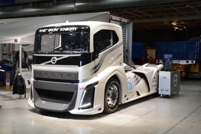 Volvo Iron Knight er på plass på Lillestrøm. Bilen er verdens raskeste lastebil. (Foto: Jan Harry Svendsen)