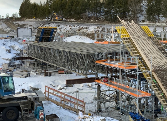 Denne uka starter støpingen av skråsøylene på nye Jora bru på E136 mellom Lesja og Dovre. Brudekket er planlagt støpt ved påsketider. Foto: Statens vegvesen