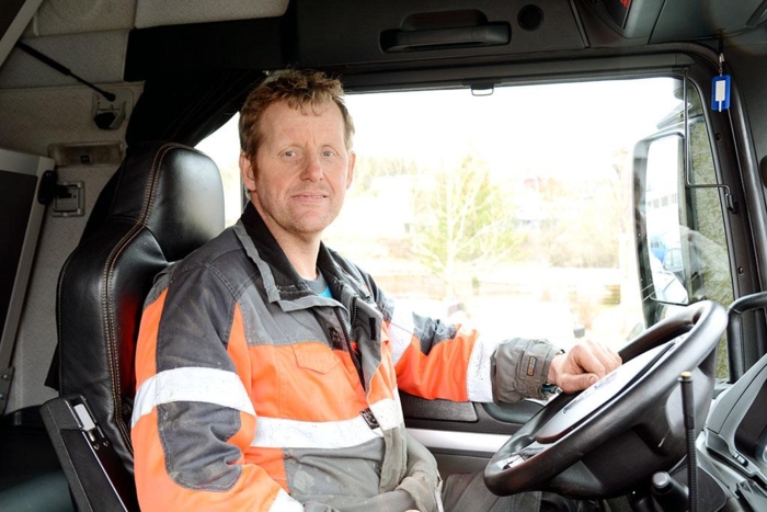 Trond Olaussen fra teknisk avdeling i Sømna Kommune gleder seg over sin nye brannbil – selv om han håper at han aldri for bruk for den. Foto: Jan Harry Svendsen