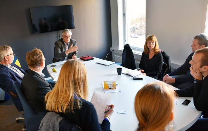 Eric Beers forteller om HyTrucks løsninger til representanter fra NLF, Posten Norge, ASKO og Coca-Cola.
