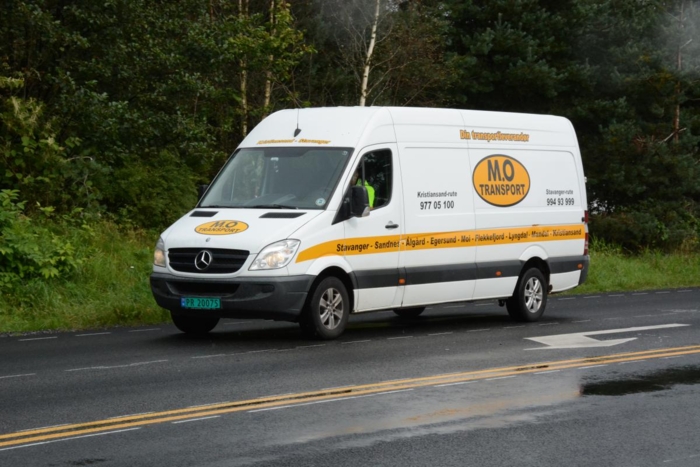 SYNLIGE: Bilene fra M.O Transport er synlige i trafikkbildet.