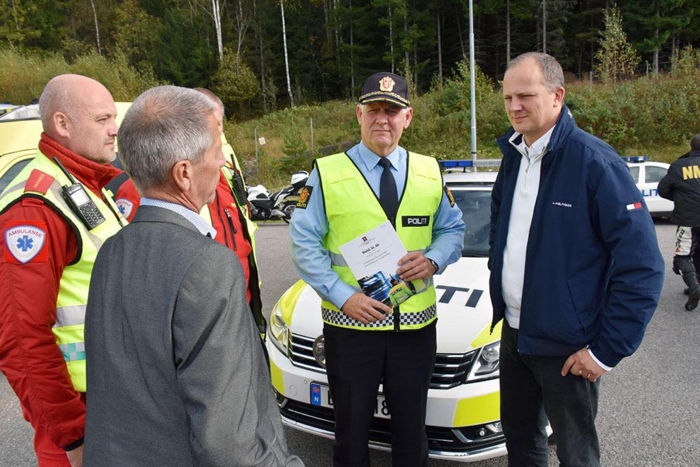 Vegdirektør Terje Moe Gustavsen (med ryggen til) diskuterer trafikksikkerhetstiltak med UP-sjef Runar Karlsen og samferdselsminister Ketil Solvik-Olsen. Foto: Stein Inge Stølen
