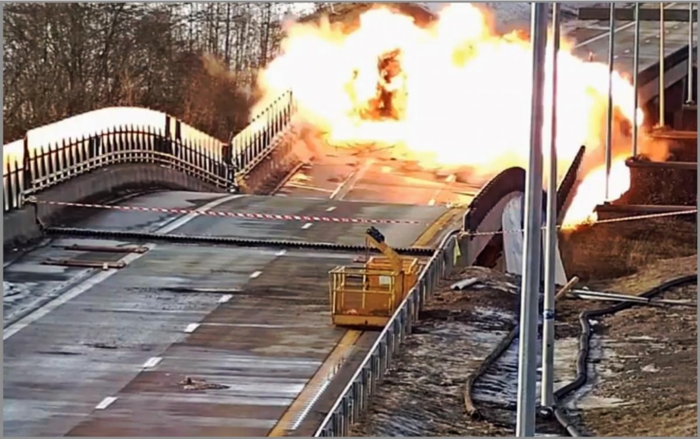 2. FEBRUAR: Det er over to måneder siden Skjeggestad bru kollapset. Her et bilde fra sprengingen to uker senere. Foto: Statens vegvesen