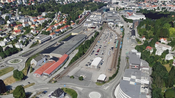 I dag fraktes de nye bilene på tog helt frem til forhandlerne på Mindemyren. Foto: Google Maps