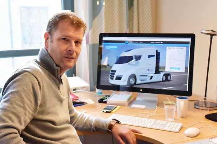 Bilekspert Jan Harry Svendsen velger å vente med jubelen til Nikola har avduket sitt første kjørbare eksemplar. Foto: Stein Inge Stølen