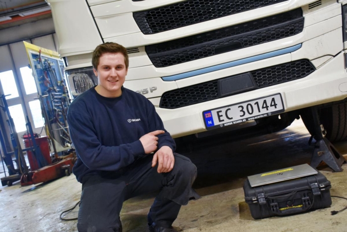 Scania satser som sine konkurrenter på utslippsfrie lastebiler. Dette krever imidlertid en helt ny infrastruktur for service og vedlikehold, samt kursing og opplæring. Dette er noe den nye generasjonen lastebilmekanikere, deriblant Hein Høljeneset, etter hvert vil bli eksperter på. Foto: Stein Inge Stølen