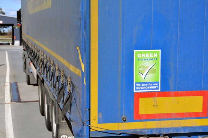 Dette LKW Walter-vogntoget bærer merket "Green Transport", som ifølge selskapets egne nettsider betyr at en bruker Euro IV eller høyere. Denne trallen blir trukket av en Euro III-bil. Foto: Stein Inge Stølen