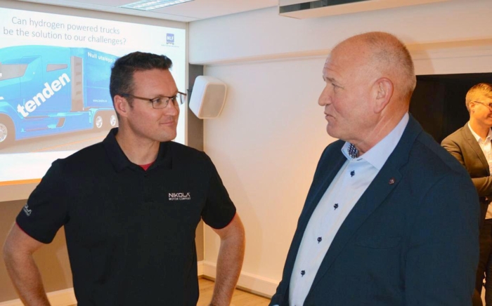 Flere NLF-medlemmer, deriblant Rolf Olav Tenden i Tenden Transport, har allerede bestilt Nikola One. Her snakker Tenden med grunnlegger Trevor Milton da han besøkte NLF i fjor. Foto: Jan Harry Svendsen