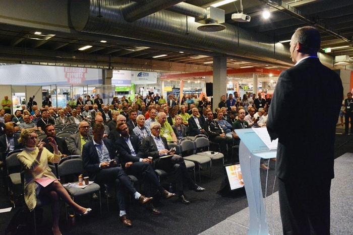 Ketil Solvik-Olsen åpnet messen og holdt et innlegg før debatten startet. Foto: Stein Inge Stølen