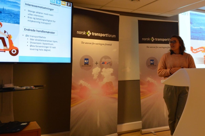Karin Fossheim fra TØI satte møtet i gang med sin innledning om viktigheten av bylogistikkplaner.