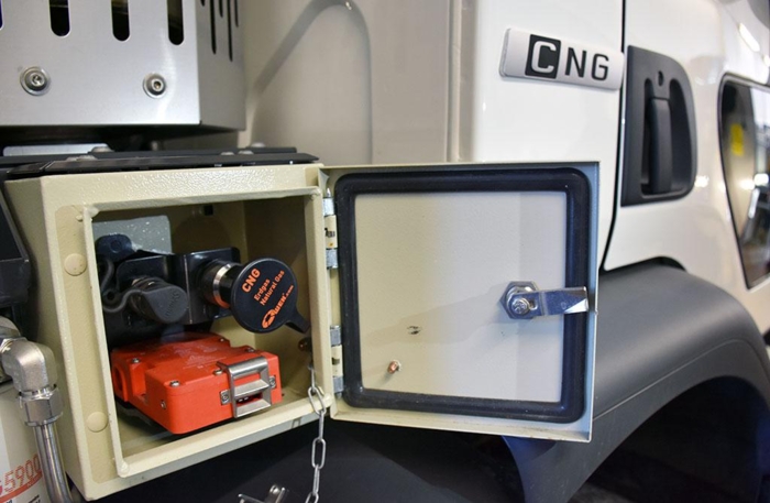 Påfyllingslokket for gass er skjult bak et deksel like bak førerhytten. Foto: Stein Inge Stølen