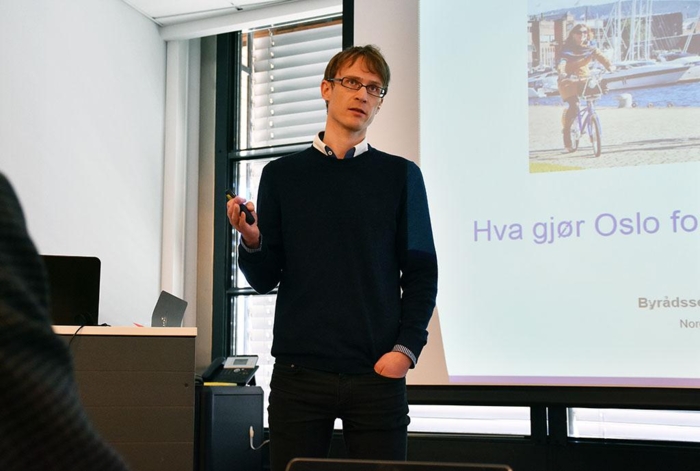 Byrådssekretær Daniel Rees (MDG) satte miljødifferensierte bompenger og rushtidsavgift på agendaen. Foto: Stein Inge Stølen