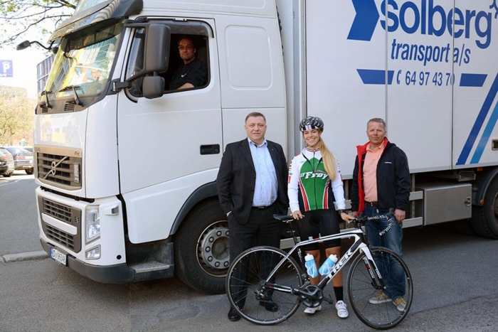 Rittleder Morten Mørk (til høyre) setter stor pris på hensynsfulle lastebilsjåfører. Her avbildet sammen med NLF-direktør Geir A. Mo og syklist Thea Degvold i forkant av fjorårets ritt. Foto: Tore Bendiksen