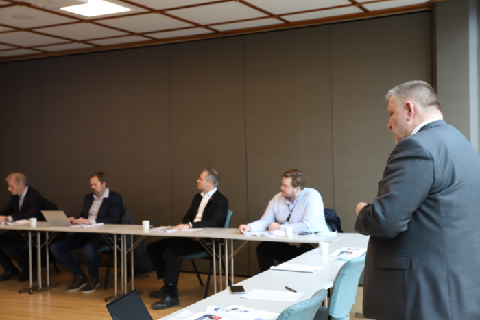 NLFs Geir A. Mo orienterer samferdselsminister Jon-Ivar Nygård (AP). Foto: André Kjernsli