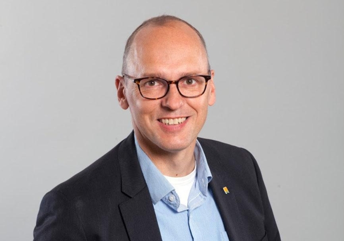 Ulric Långberg i Sveriges Åkeriföretag (SÅ) er positiv til vektøkningen, men tror det er flere punkter som må adresseres før kjøretøyene slippes ut på veiene. Foto: Sveriges Åkeriföretag