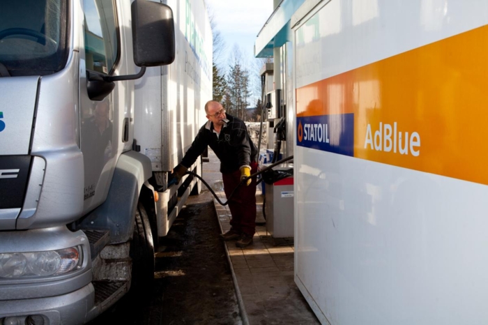 AdBlue er et viktig tilsetningsstoff som bidrar til å redusere partikkelutslippet på moderne lastebiler. Uten AdBlue fungerer ikke renseanlegget optimalt. Arkivfoto: Johnny Syversen / Circle K