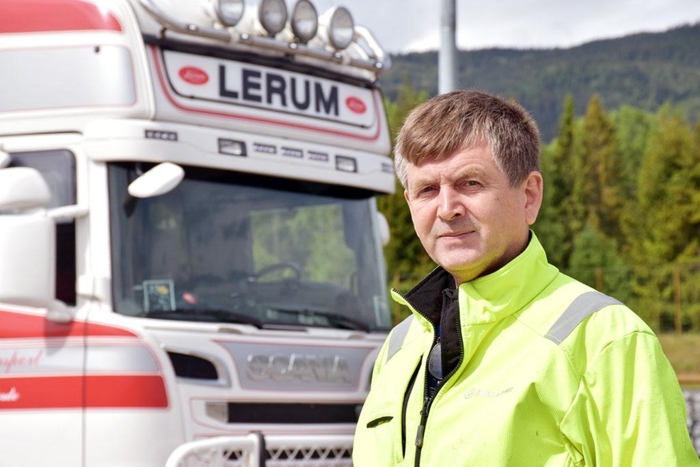 Jan Helge kjører tidvis på kontinentet og har bombrikker tilknyttet flere land. Han stusser over at Norge ikke er like flink til å kreve inn bompenger som eksempelvis Romania og Bulgaria. Foto: Stein Inge Stølen