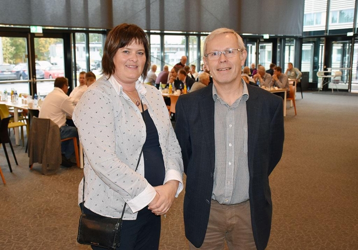 Kommunikasjonsrådgiver Olav Håland lover at lastebileier Margrete Sævareid ikke skal få merkostnader knyttet til bruk av HVO. Foto: Stein Inge Stølen