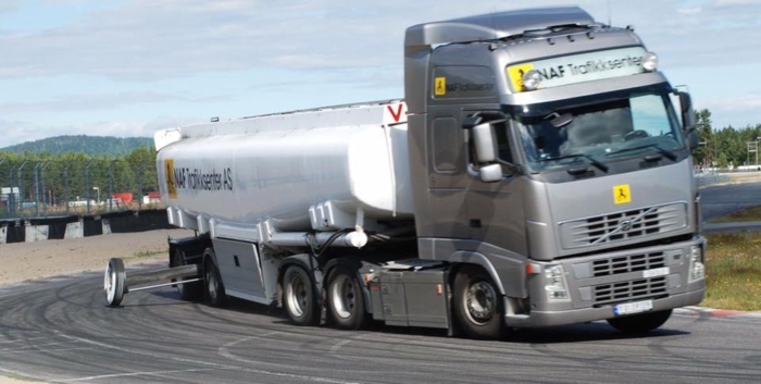 Opplæring i preventiv kjøring og test av velt har vært tilgjengelig på Vålerbanen i 15 år. Foto: Steinar Myhre / NAF Trafikksenter AS