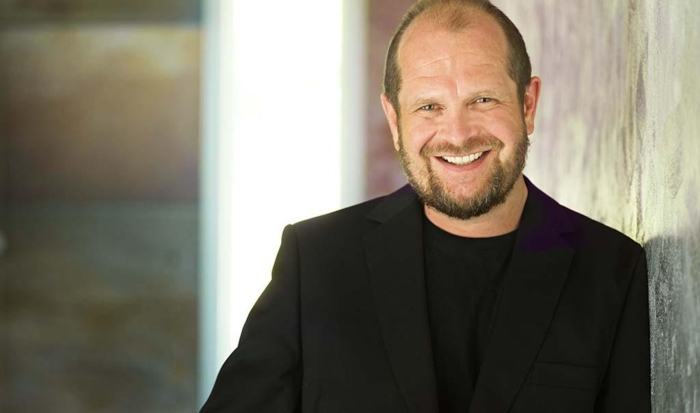 Freddy Kjensmo dukker opp og gir en humoristisk avrunding på et innholdsrikt seminar. Foto: SeminarPartner