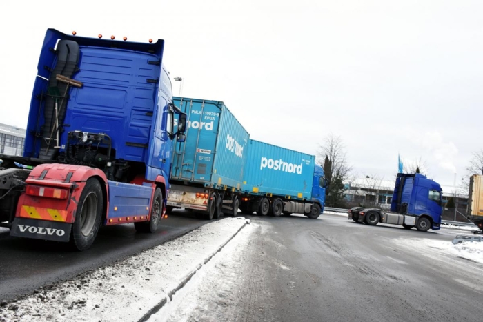De utenlandske trekkvognene står i kø for å laste hos Postnord på Alnabru. Mange av disse får med seg last som skal til en annen destinasjon i Norge, altså kabotasje. Sjansene er store for at det vil forekomme mangler både ved dokumentasjonen og lønnsforholdene underveis i oppdraget. Foto: Stein Inge Stølen