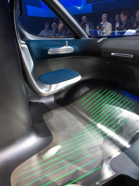 Bilen styres med joysticken til venstre for føreren. Foto: Jan Harry Svendsen