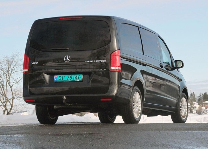 INGEN OVERRASKELSER: Designmessig er det få overraskelser fra Mercedes, men de praktiske løsningene er gode – blant annet er ryggekameraet beskyttet mot smuss. Foto: Jan Harry Svendsen