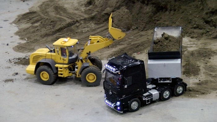 Nei, dette bildet er ikke tatt fra et grustak i nærheten. Inne på messeområdet er det laget en sandkasse for store gutter! Foto: Stein Inge Stølen