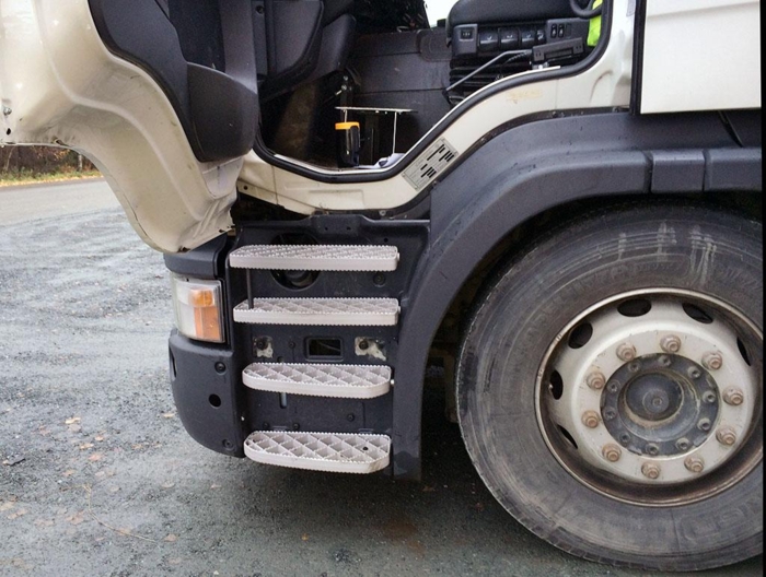 Så enkelt kan det gjøres. Et ekstra stigtrinn, noen justeringer på pedaler og et opphøyd fotbrett. Foto: Privat