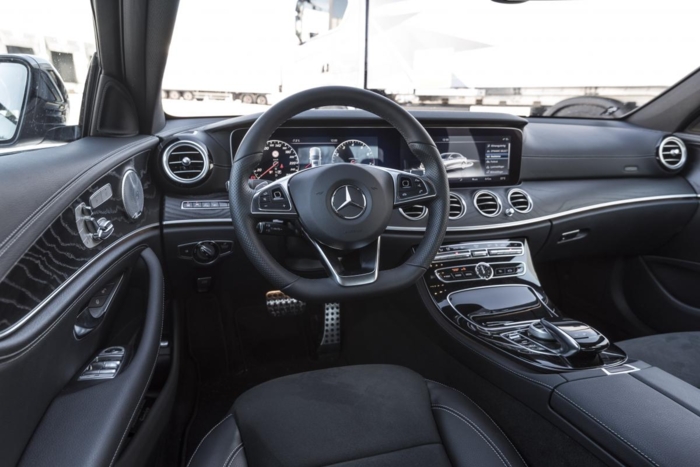 IPAD: Luksus er hovedbudskapet i E-klassens interiør. Instrumentpanelet er en eneste stor skjerm. (Foto: Thomas Larsen)