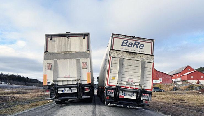 Her ble det målt nærmere en meter i avstandsforskjell fra nederst til øverst mellom lastebilene. Foto: Anders Vinje / Frostingen
