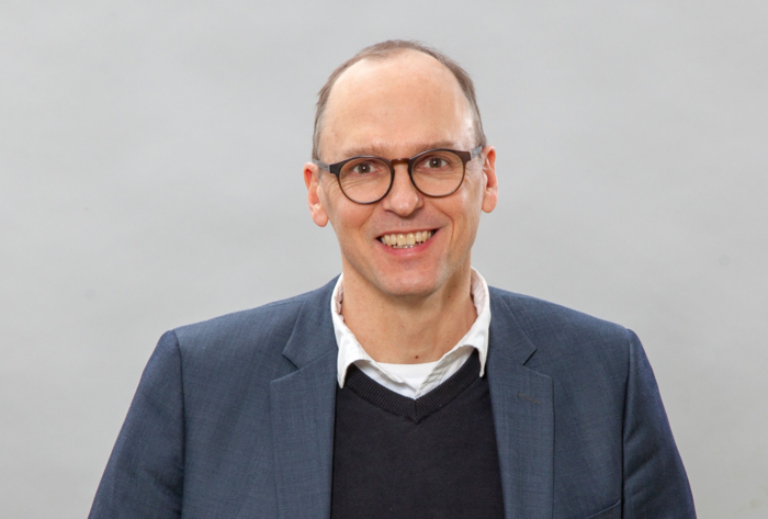 POSITIVT: Ulric Långberg, samfunnspolitisk sjef hos Sveriges Åkeriföretag, forteller at arbeidet med å godkjenne lengre kjøretøy på opptil 34,5 meter har pågått i mange år, hvor både undersøkelser og testkonvoier i reell drift har vist betydelige positive effekter.