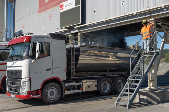 TUNG LAST: Tirl fikser lasting av ti tonn asfalt denne gangen