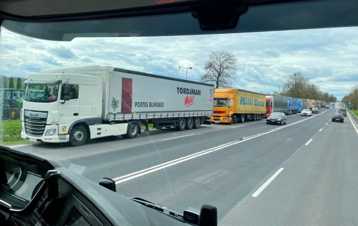 ENDELØS KØ: Hundrevis av lastebiler står i kø for å komme inn til Ukraina. Foto: Privat 