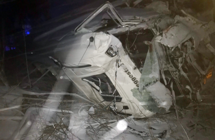 STORE MATERIELLE SKADER: Bilen fikk store skader, men det Sven Eirik fikk av fysiske skader i smellen var noen risp og kutt på hendene og et kutt i hodet. Foto: Scania.