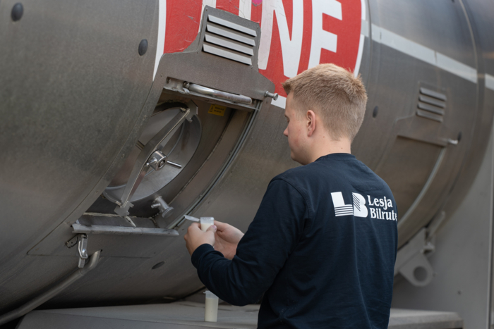 Det tas prøver av melka på hver gård – Mathias sikrer kvaliteten før transporten til meieriet. Foto: Jan Egil Sandstad