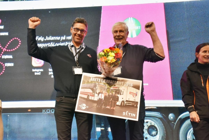 Firda Billag tok imot en velfortjent pris for sitt arbeid med lærlinger. Foto: Stein Inge Stølen