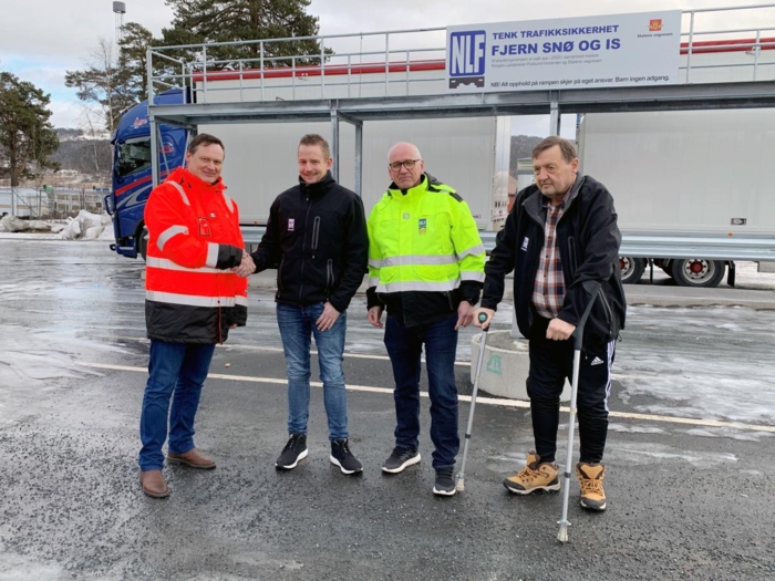 Cato Løkken takker regionleder Arild Olsbakk, forslagsstiller Åge Widme og Guttorm Tysnes for den forsinkede julegaven. Foto: Eli Ramstad, Statens vegvesen