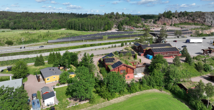 I DRIFT SOMMEREN 2025: Slik skal solcelleanleggene plasseres langs E18 og gi strøm til ladestasjonen, som skal plasseres på døgnhvileplassen på Furulund i Vestfold. Foto: Norconsult 