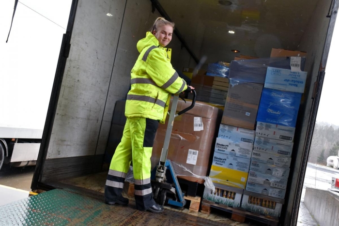 Elen passer nøye på når hun laster bilen slik at vekten blir riktig fordelt. Sikkerhetstankegangen har hun hatt med seg siden hun var barn. Foto: Stein Inge Stølen