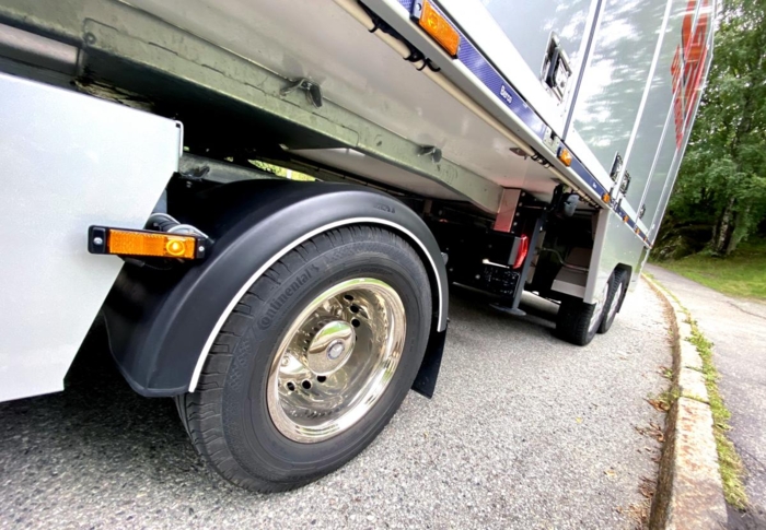 Det blir spennende å høre hvilke erfaringer Skoglund Transport gjør seg med denne bilen på vinterføre. Det er slett ikke sikkert at det er så ille, gitt at man laster riktig over bakakselen. Foto: Stein Inge Stølen